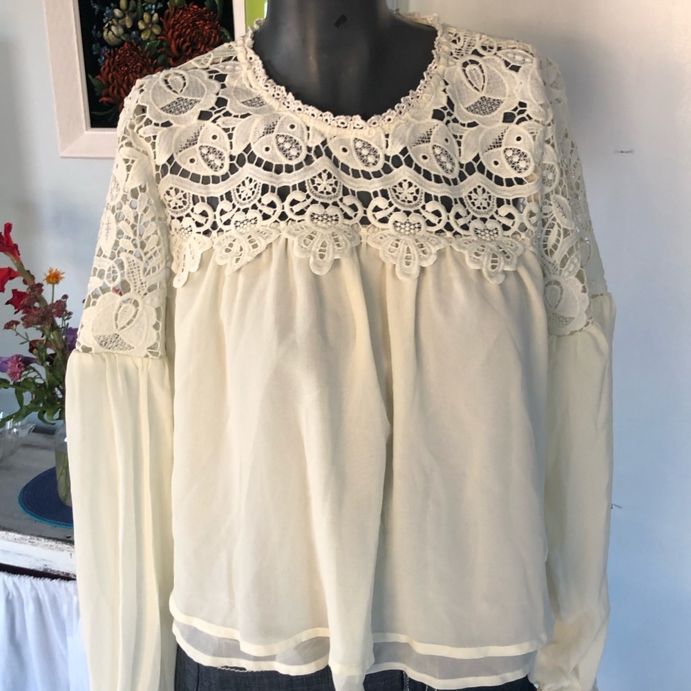 Adorable cream top/ blouse